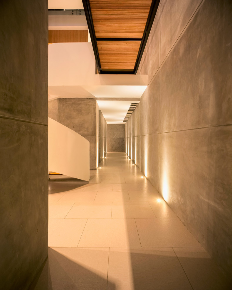 На фото: большой коридор в современном стиле с серыми стенами