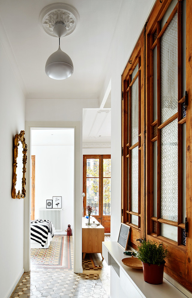 Immagine di un ingresso o corridoio contemporaneo di medie dimensioni con pareti bianche e pavimento con piastrelle in ceramica