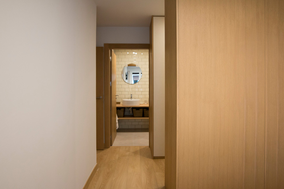 Imagen de recibidores y pasillos nórdicos de tamaño medio con suelo de madera clara