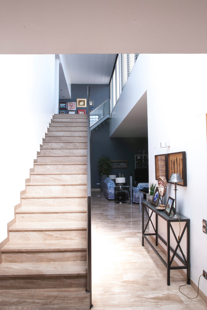 Источник вдохновения для домашнего уюта: большой коридор в средиземноморском стиле с белыми стенами, полом из известняка и бежевым полом
