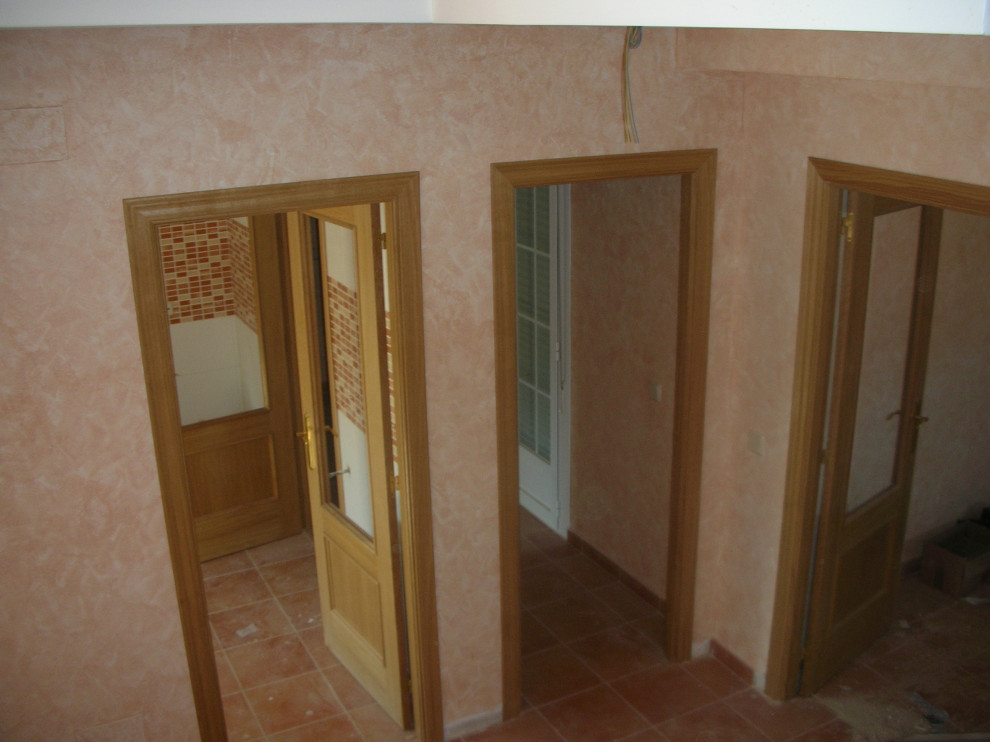 Bild på en stor lantlig hall, med beige väggar, klinkergolv i keramik och brunt golv