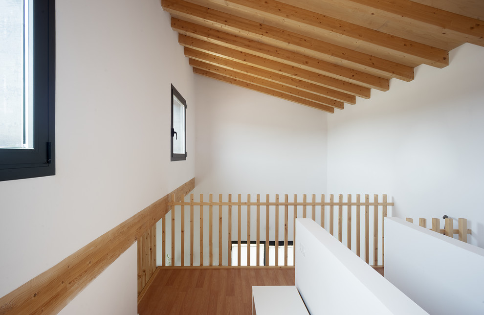 Diseño de recibidores y pasillos de estilo de casa de campo grandes con paredes blancas, suelo de madera clara y suelo marrón
