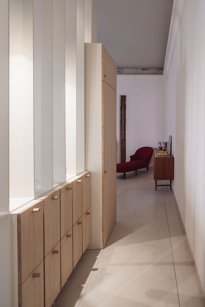 Idée de décoration pour un couloir design de taille moyenne avec un mur beige, sol en béton ciré et un sol beige.