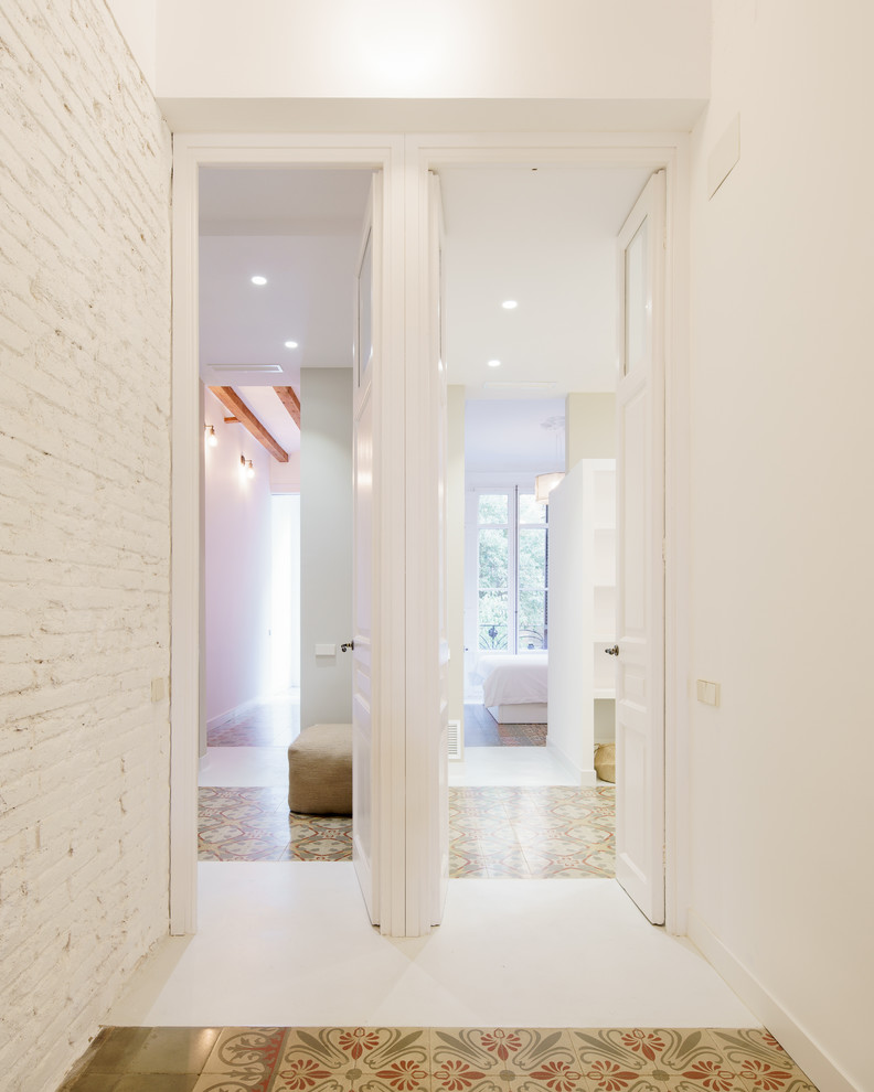 Пример оригинального дизайна: коридор среднего размера в средиземноморском стиле с белыми стенами и бетонным полом