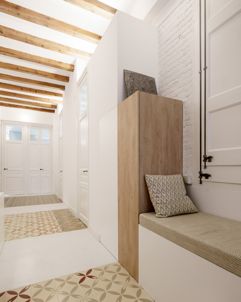 Foto de recibidores y pasillos minimalistas de tamaño medio con paredes blancas y suelo de cemento