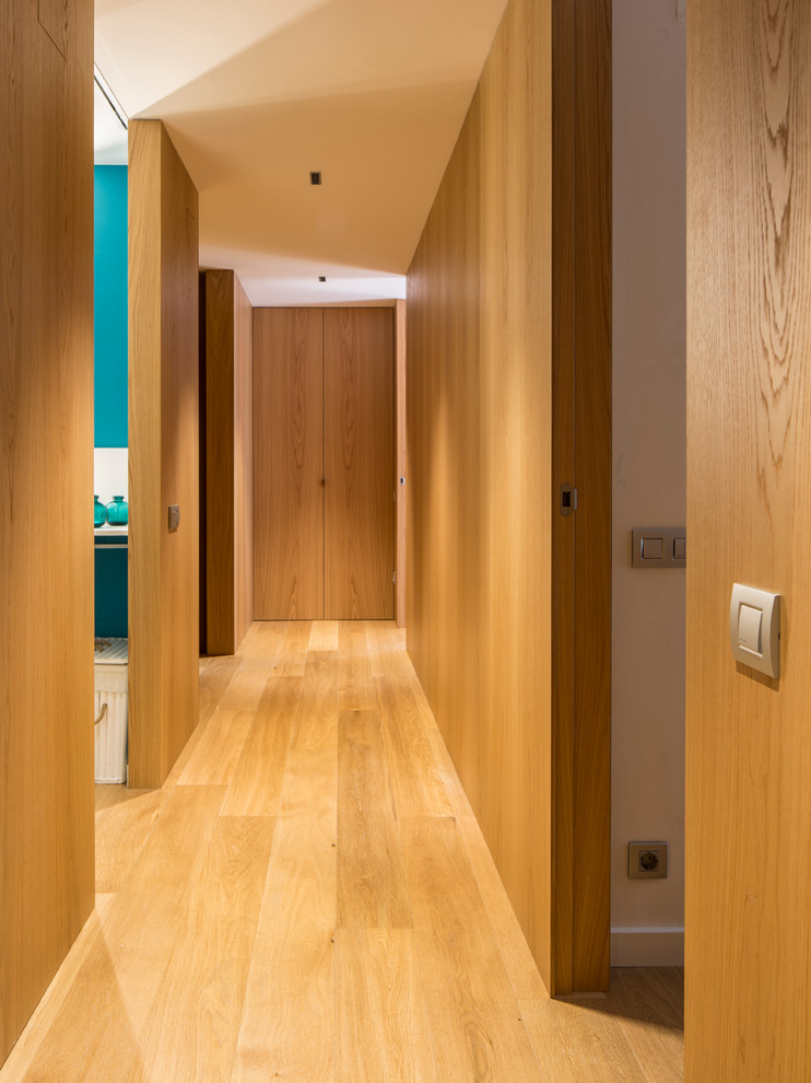 Пример оригинального дизайна: коридор среднего размера с коричневыми стенами и светлым паркетным полом