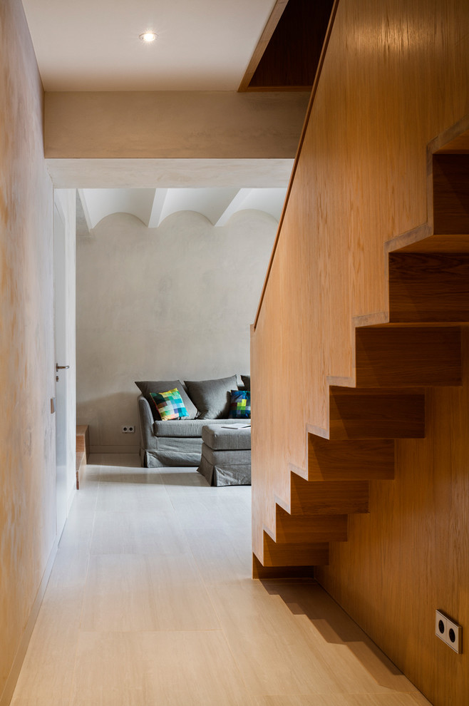 Mittelgroßer Moderner Flur mit beiger Wandfarbe und hellem Holzboden in Barcelona