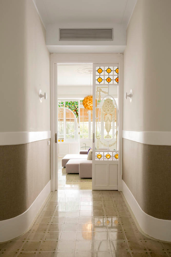 Aménagement d'un couloir éclectique de taille moyenne avec un mur beige et un sol en carrelage de céramique.