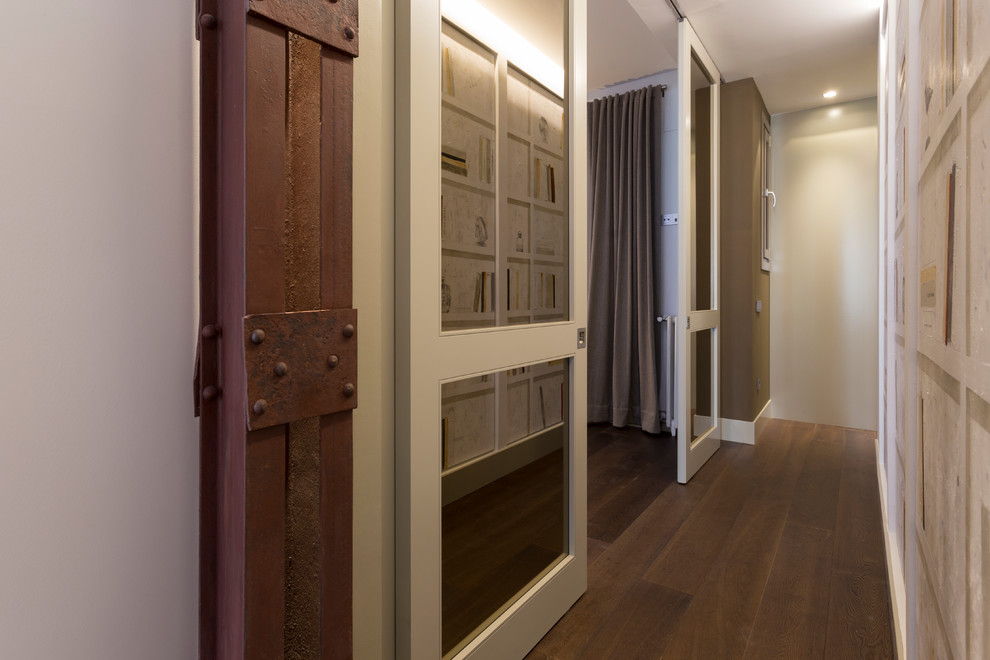 Ejemplo de recibidores y pasillos clásicos renovados pequeños con paredes blancas y suelo de madera oscura