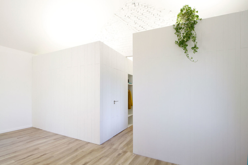 Foto de recibidores y pasillos nórdicos con paredes blancas, suelo de madera clara y suelo marrón
