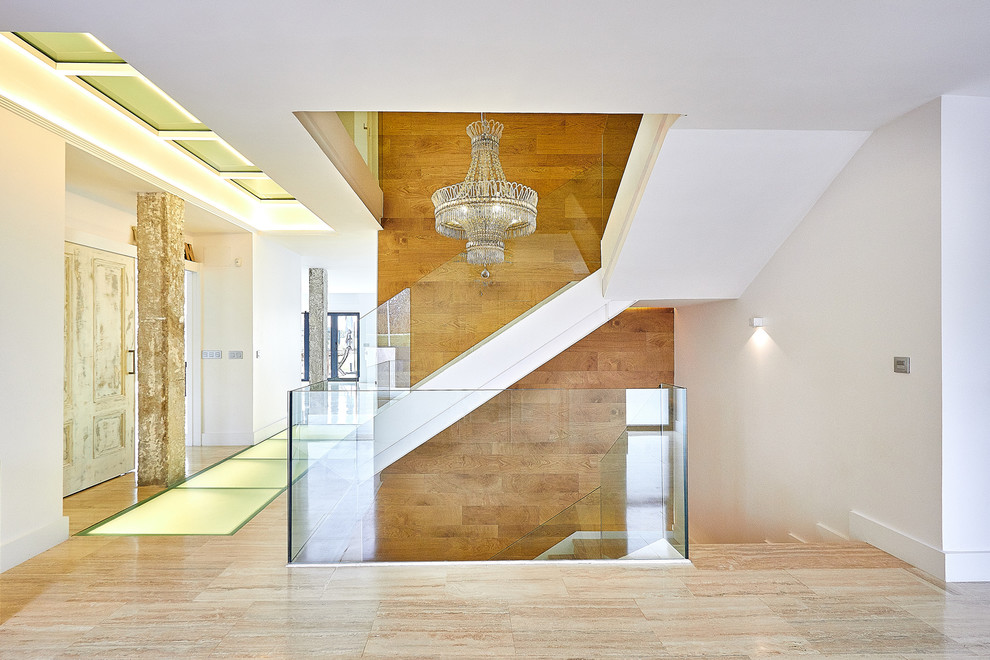 На фото: огромный коридор в современном стиле с белыми стенами и коричневым полом