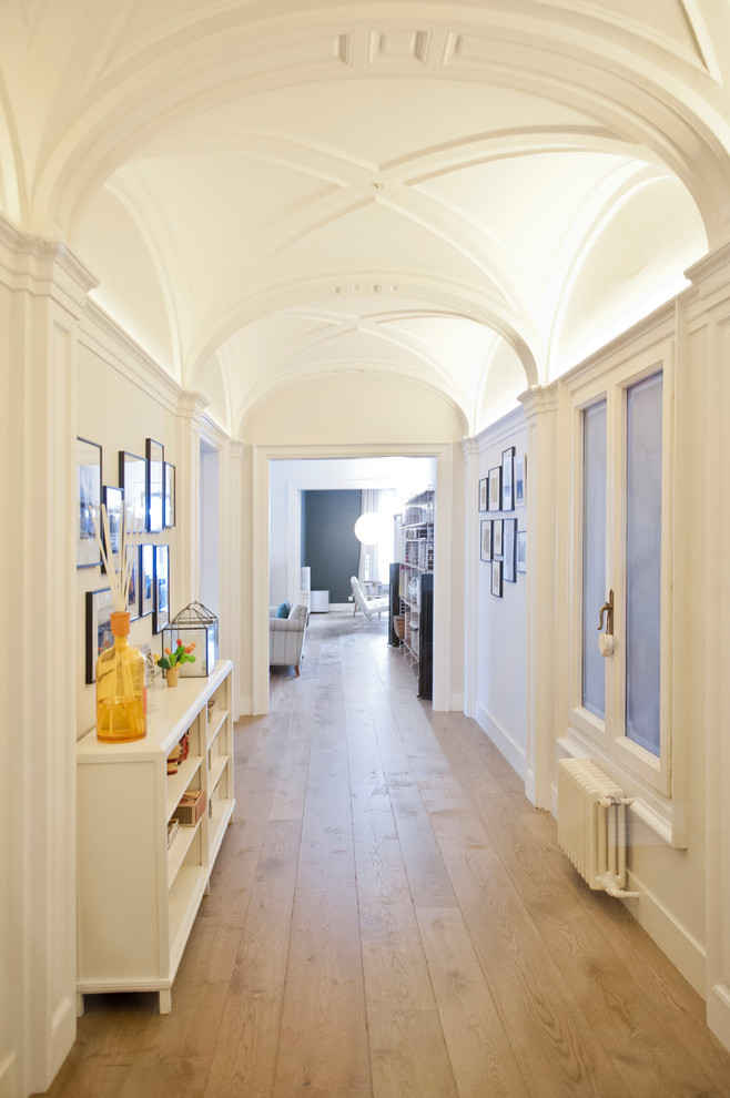 Idee per un ingresso o corridoio classico di medie dimensioni con pareti bianche, pavimento in legno massello medio e pavimento marrone
