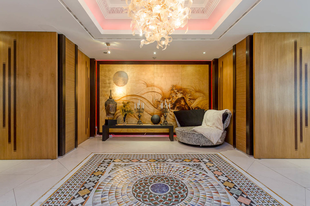 Diseño de recibidores y pasillos bohemios con paredes marrones, suelo multicolor y cuadros