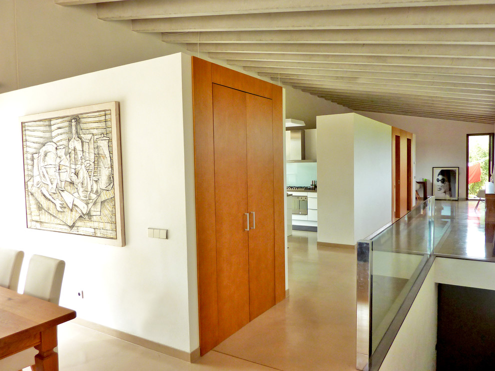 Пример оригинального дизайна: коридор среднего размера в современном стиле с белыми стенами