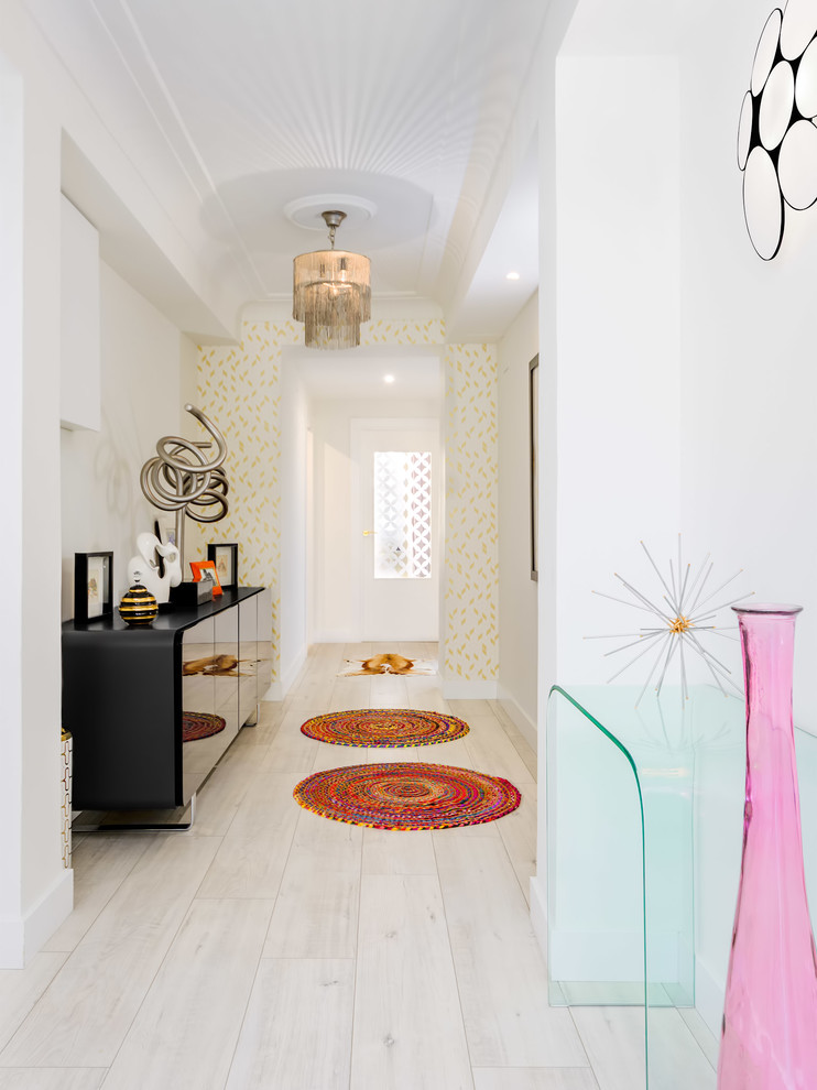 Ejemplo de recibidores y pasillos eclécticos de tamaño medio con paredes blancas, suelo de madera clara y suelo beige