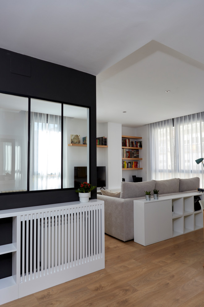 Imagen de recibidores y pasillos minimalistas de tamaño medio con paredes blancas y suelo de madera clara