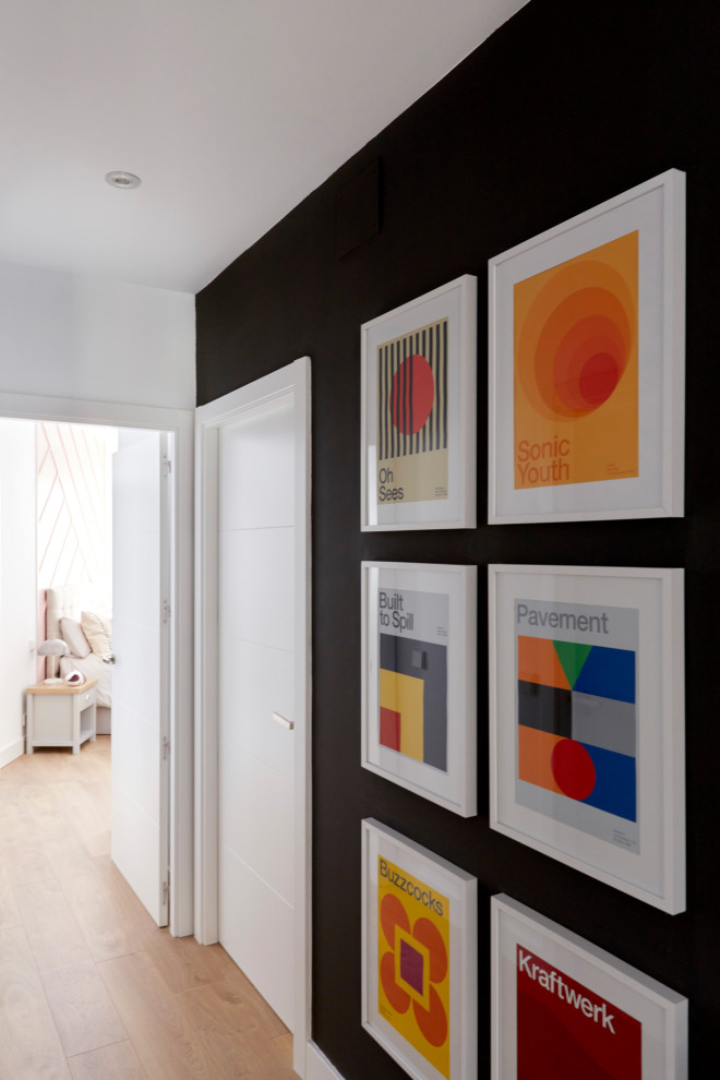 Источник вдохновения для домашнего уюта: коридор среднего размера в стиле модернизм с черными стенами и светлым паркетным полом