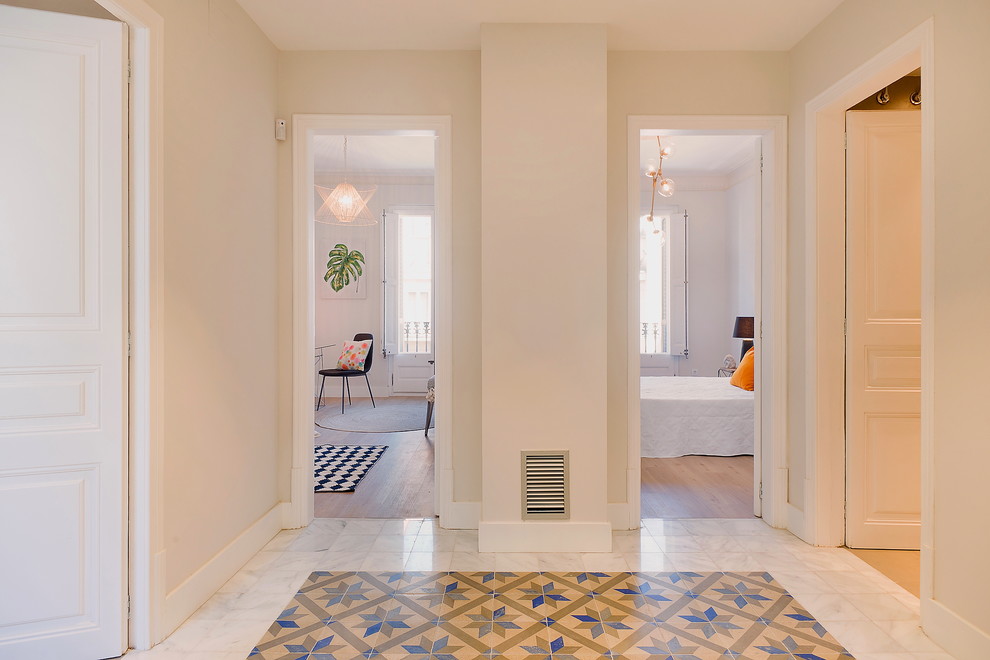 Aménagement d'un couloir contemporain de taille moyenne avec un mur beige et un sol en carrelage de céramique.