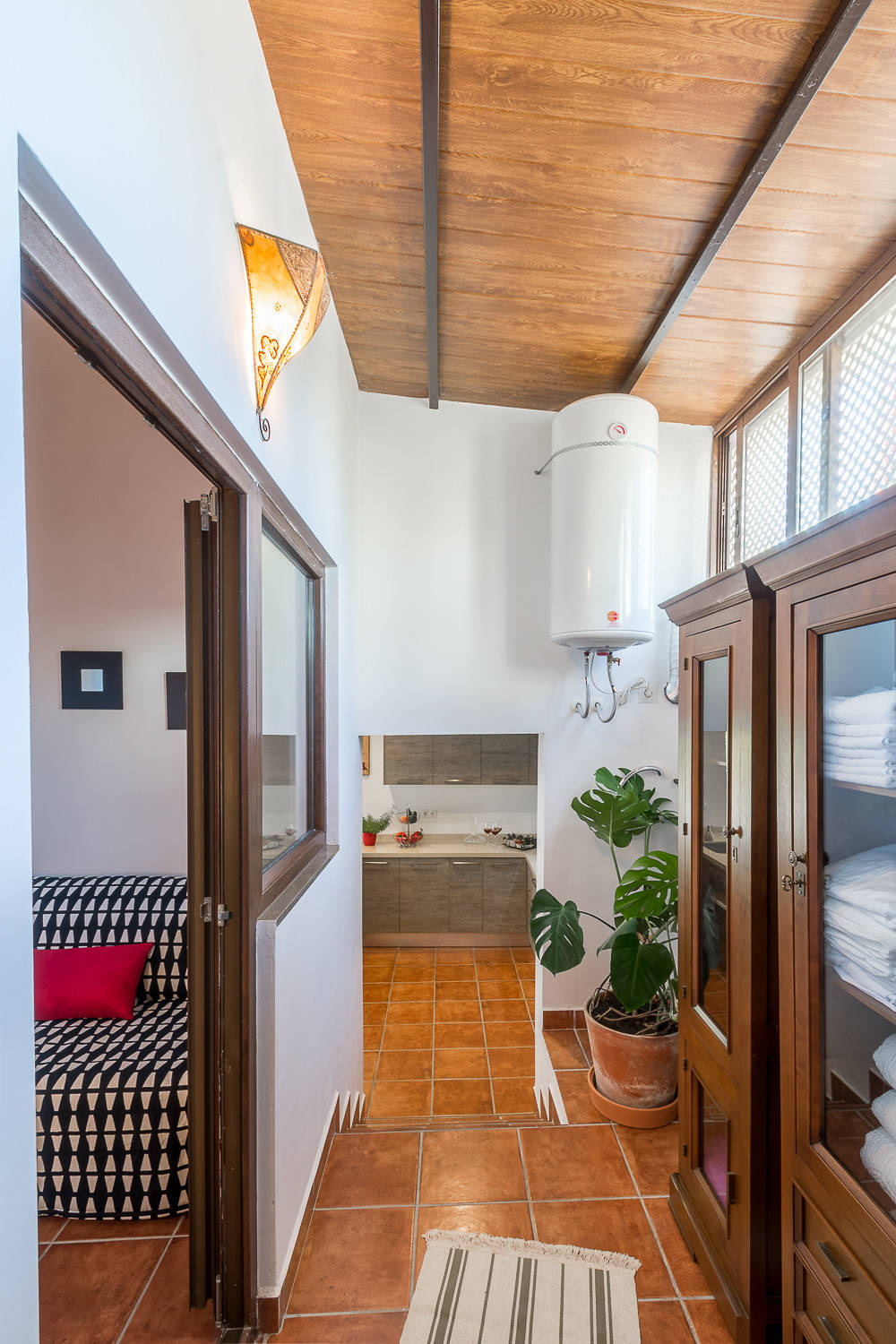 75 Beautiful Transitional Terra Cotta Tile Hallway Pictures Ideas February 2021 Houzz