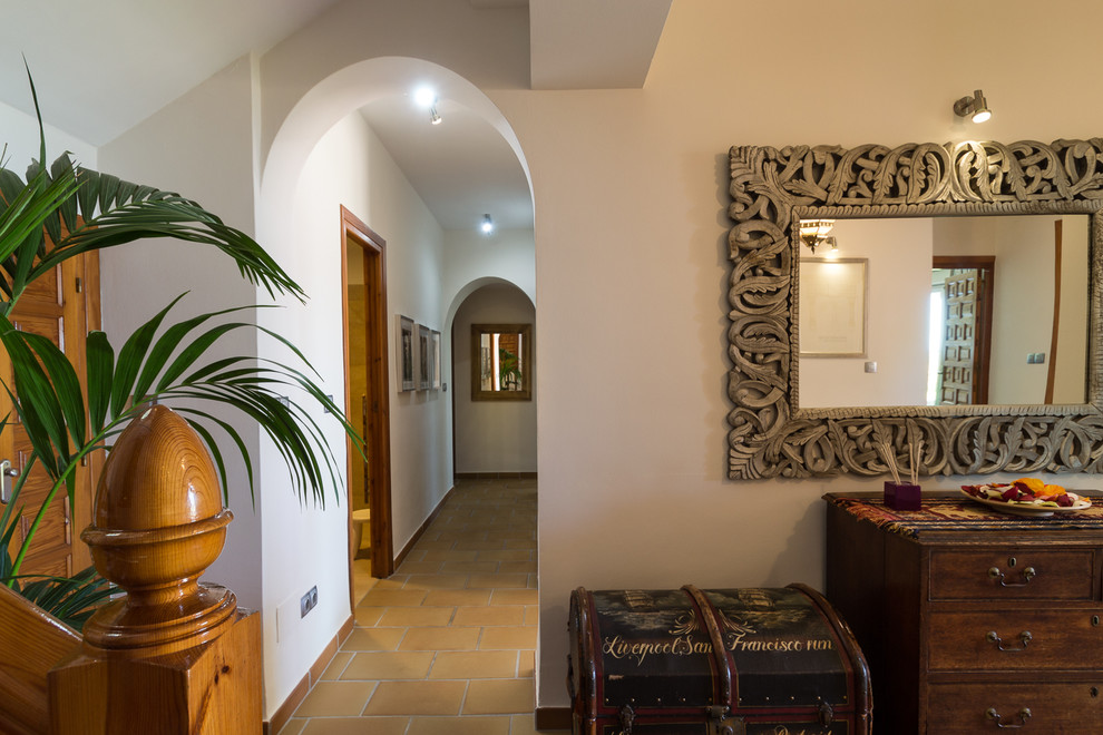 Ispirazione per un ingresso o corridoio mediterraneo di medie dimensioni con pareti bianche, pavimento con piastrelle in ceramica e pavimento beige
