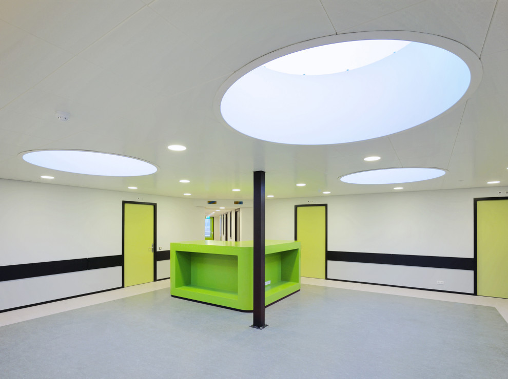 Стильный дизайн: большой коридор в стиле лофт с белыми стенами, полом из линолеума, серым полом, многоуровневым потолком и панелями на части стены - последний тренд