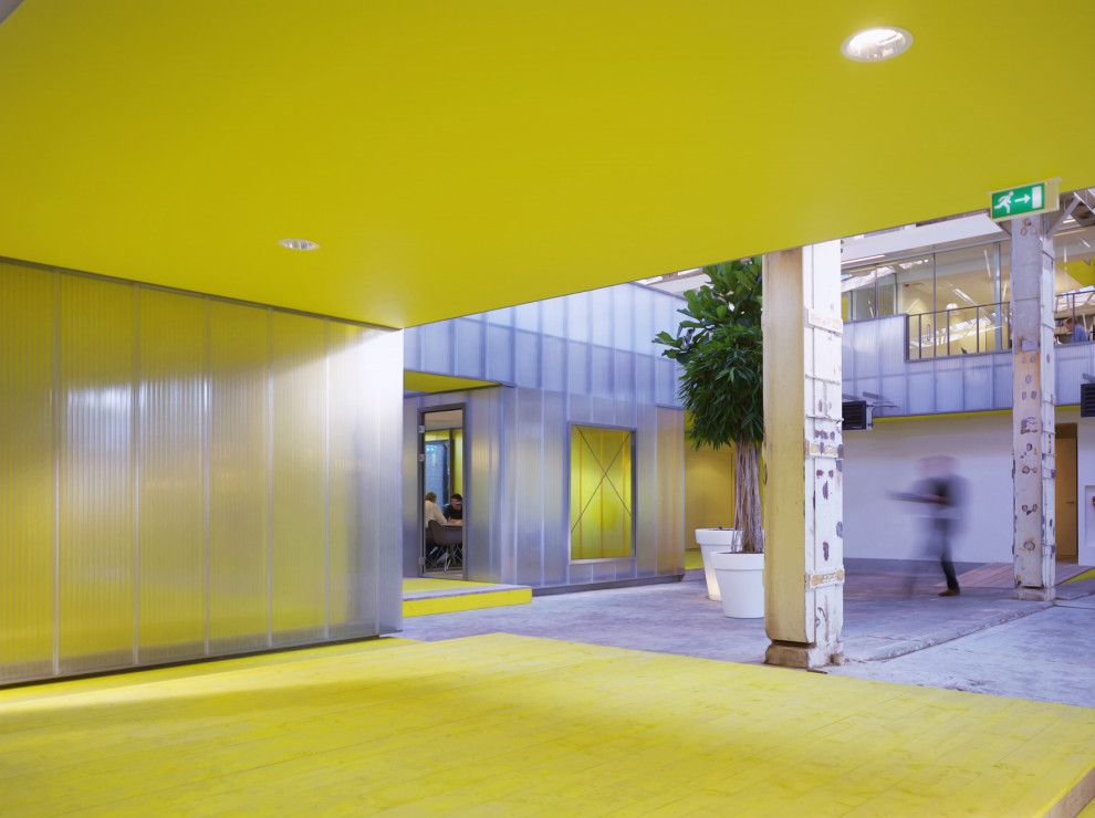 Свежая идея для дизайна: большой коридор в стиле лофт с разноцветными стенами, полом из линолеума, желтым полом, многоуровневым потолком и панелями на части стены - отличное фото интерьера