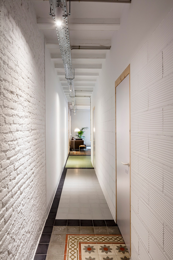 Exemple d'un couloir industriel de taille moyenne avec un mur blanc et un sol en carrelage de céramique.