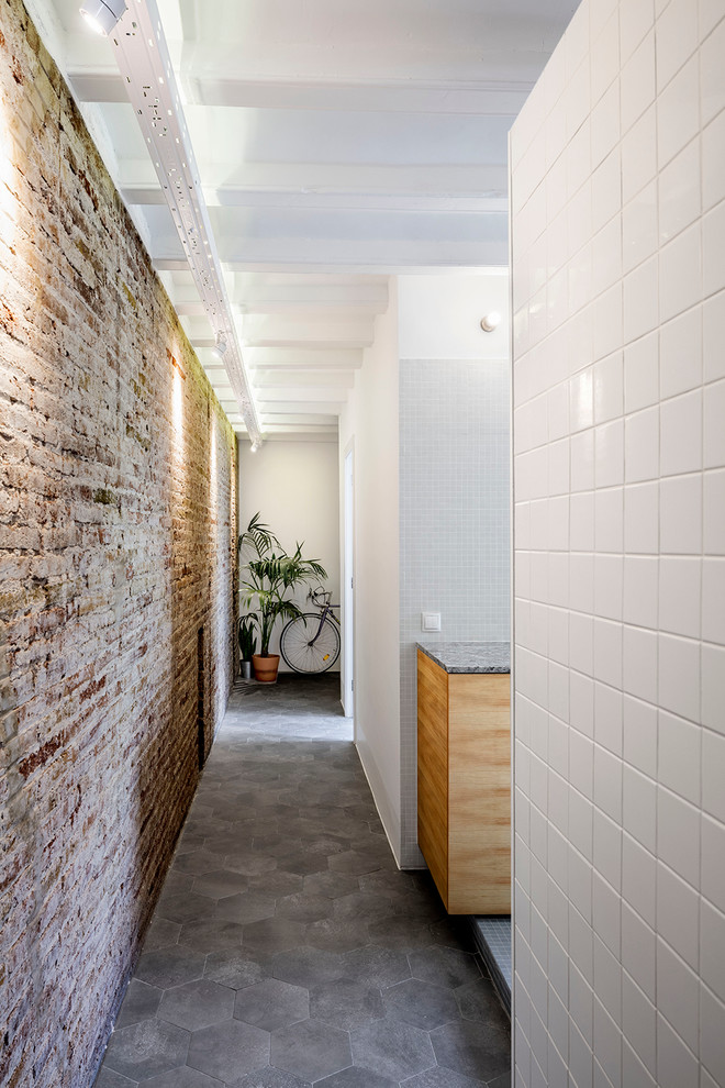 Источник вдохновения для домашнего уюта: коридор среднего размера в стиле лофт с коричневыми стенами и полом из керамической плитки