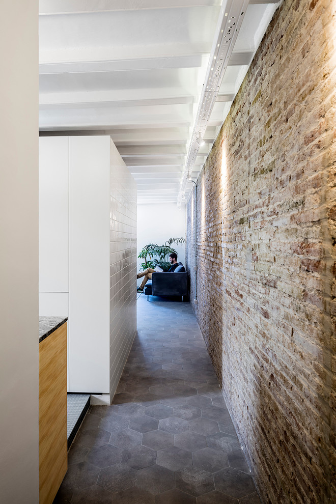 Стильный дизайн: коридор среднего размера в стиле лофт с коричневыми стенами и полом из керамической плитки - последний тренд