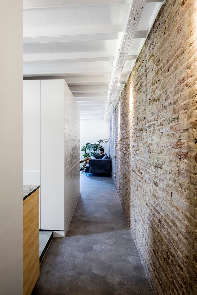 Aménagement d'un couloir industriel de taille moyenne avec un mur marron et un sol en carrelage de céramique.