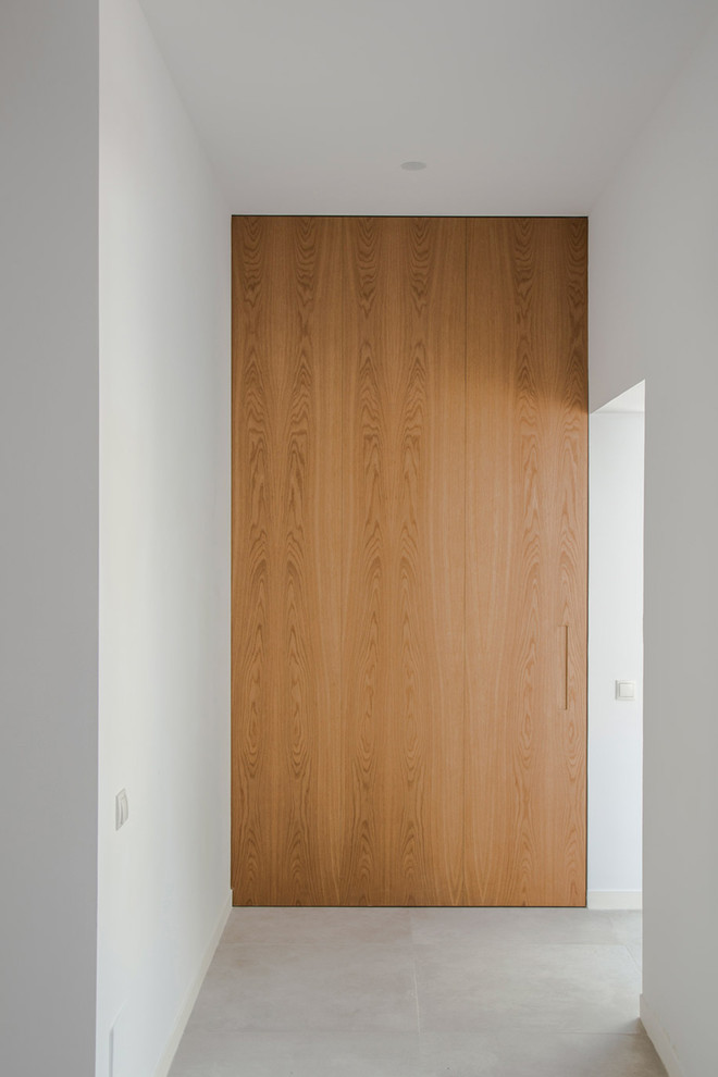 Immagine di un piccolo ingresso o corridoio minimal con pareti bianche