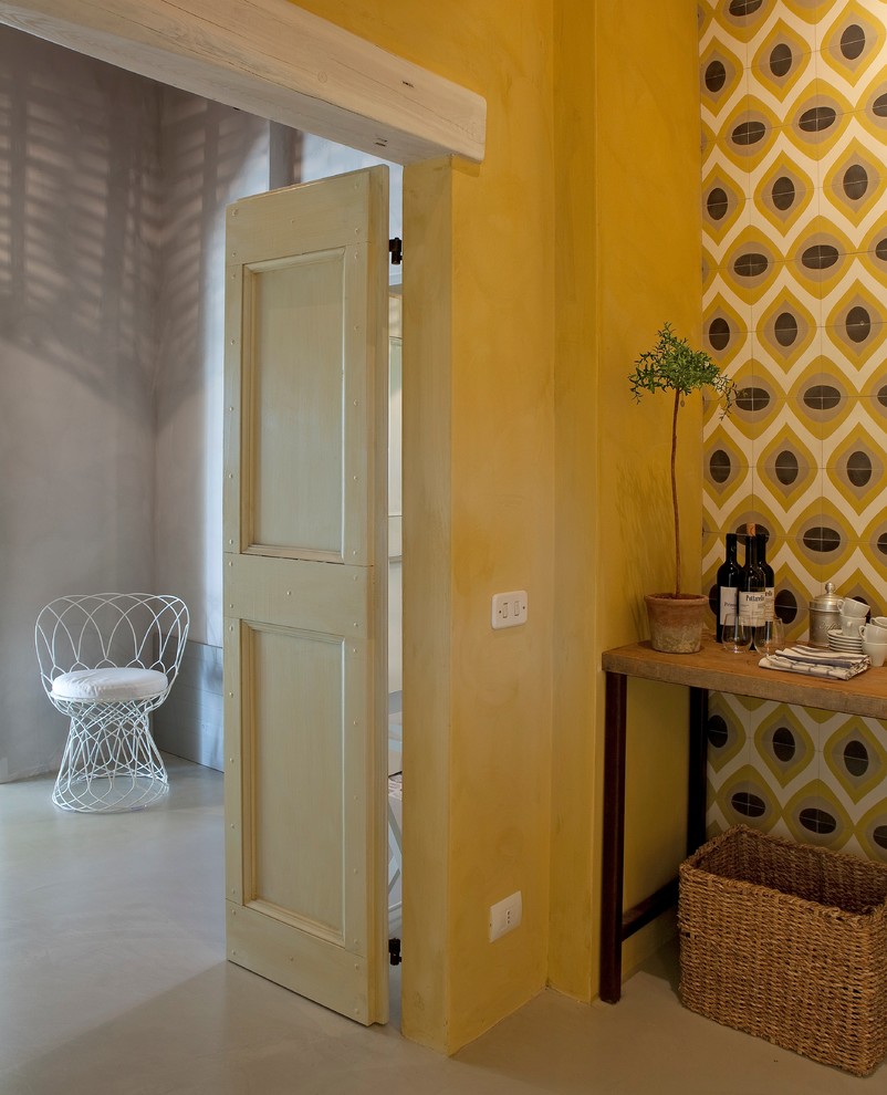 Источник вдохновения для домашнего уюта: маленький коридор в стиле фьюжн с желтыми стенами для на участке и в саду