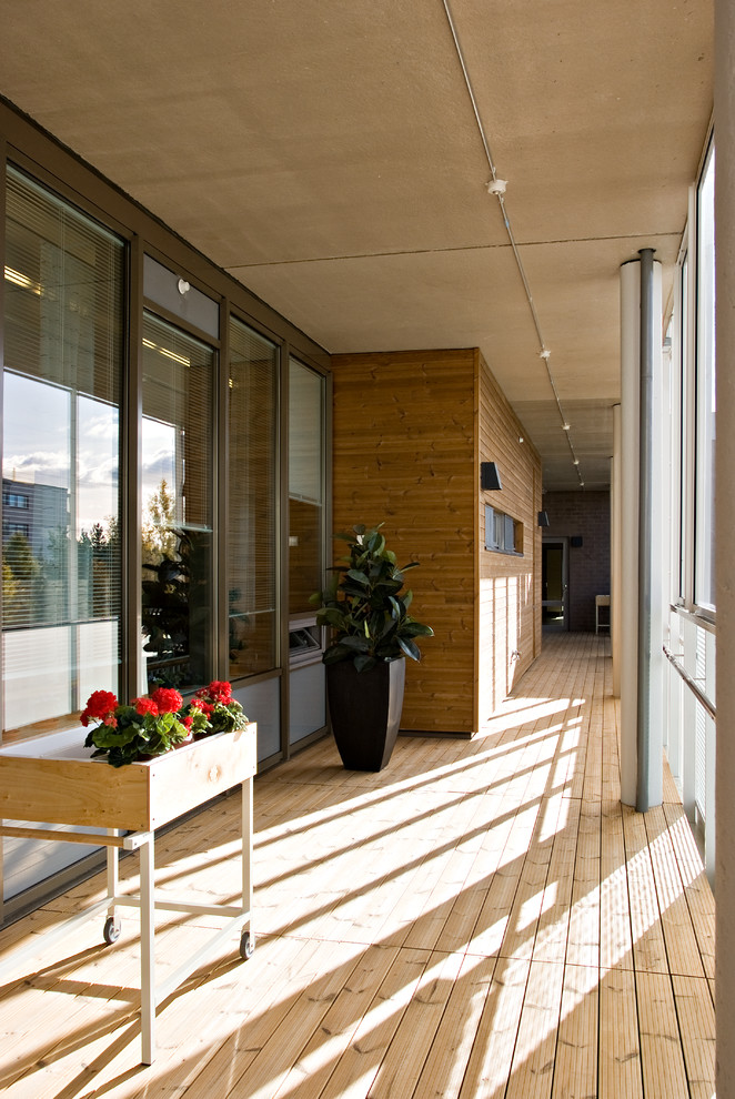 Imagen de recibidores y pasillos actuales de tamaño medio con paredes beige y suelo de madera en tonos medios