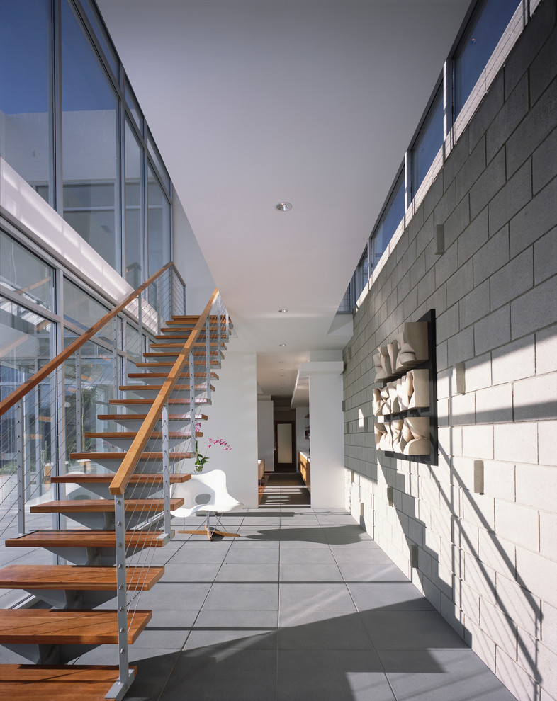 Ejemplo de recibidores y pasillos actuales con paredes blancas y suelo gris