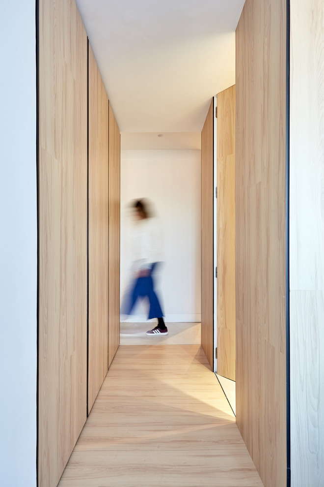Пример оригинального дизайна: коридор среднего размера в скандинавском стиле с серыми стенами, бетонным полом и серым полом