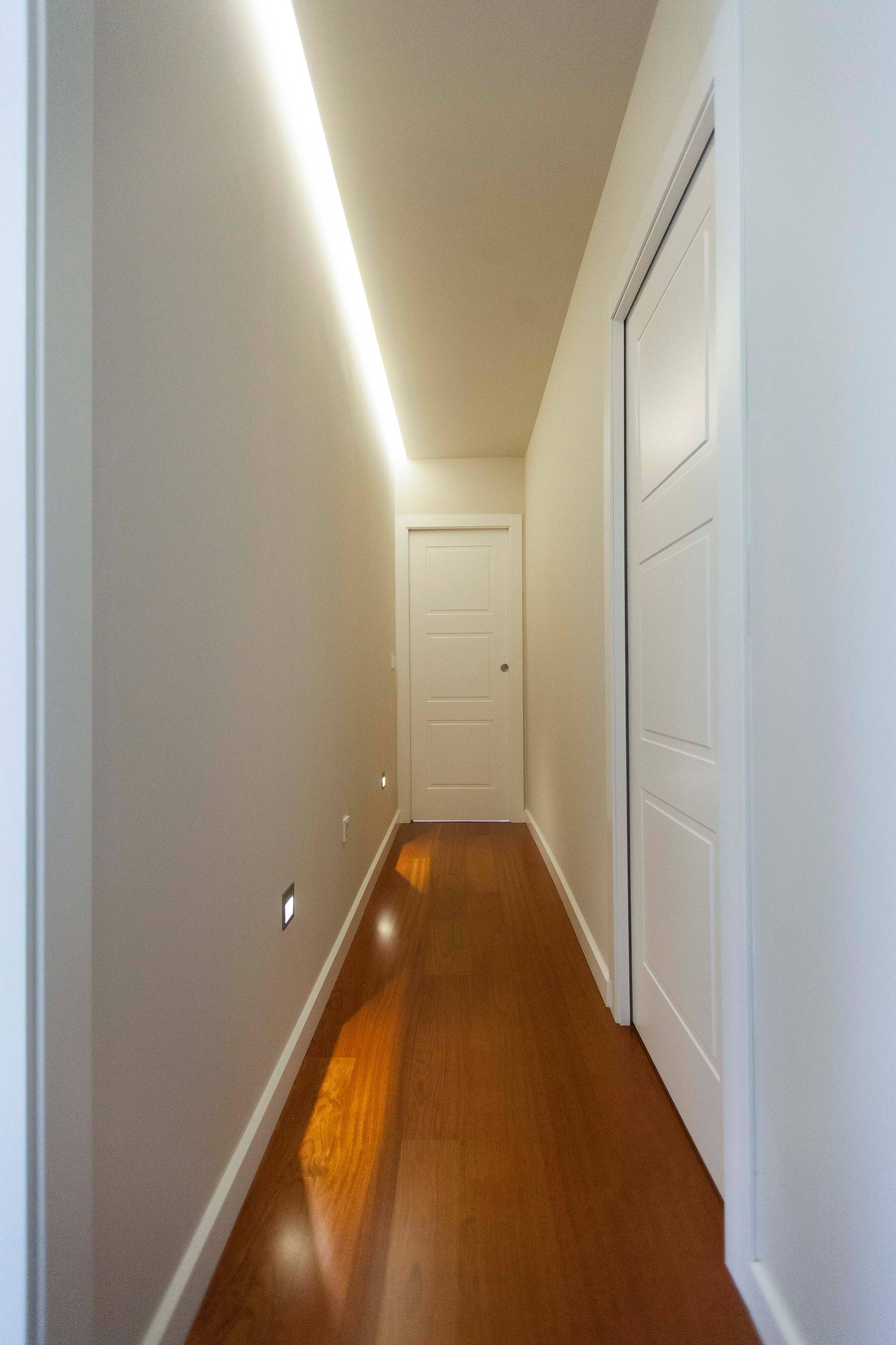 Pasillo con suelo de madera natural, rodapie y puertas en blanco - Modern -  Hall - Valencia - by FIMADER | Houzz