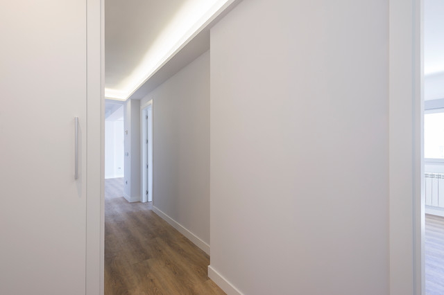 Pasillo del piso de estilo moderno y iluminación LED en el techo -  Contemporáneo - Recibidor y pasillo - Madrid - de Kaura/Studio | Houzz