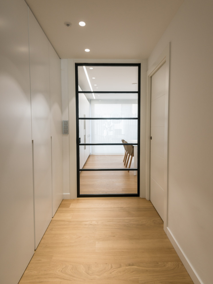 Aménagement d'un couloir scandinave de taille moyenne avec un mur blanc et parquet clair.
