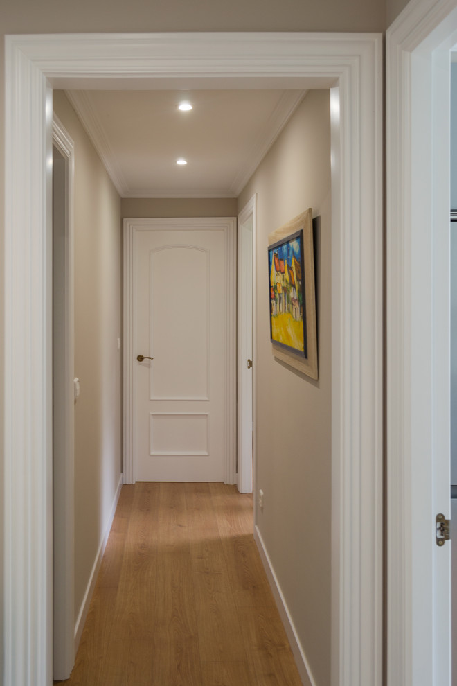 На фото: коридор среднего размера в стиле фьюжн с полом из ламината