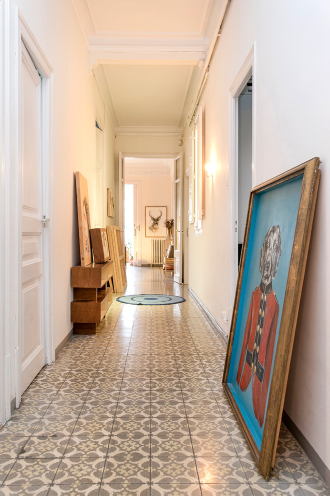 Ispirazione per un grande ingresso o corridoio boho chic con pareti bianche, pavimento con piastrelle in ceramica e pavimento multicolore