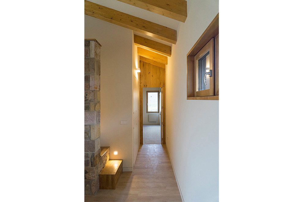 Стильный дизайн: маленький коридор в стиле рустика с белыми стенами, светлым паркетным полом и балками на потолке для на участке и в саду - последний тренд