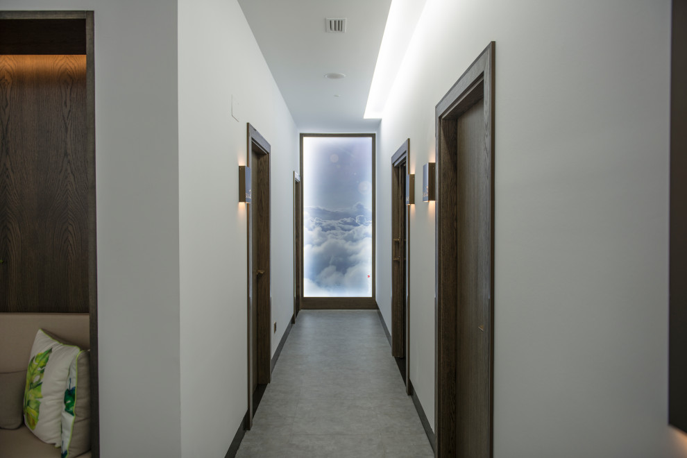 Источник вдохновения для домашнего уюта: большой коридор в скандинавском стиле с белыми стенами, полом из винила и серым полом