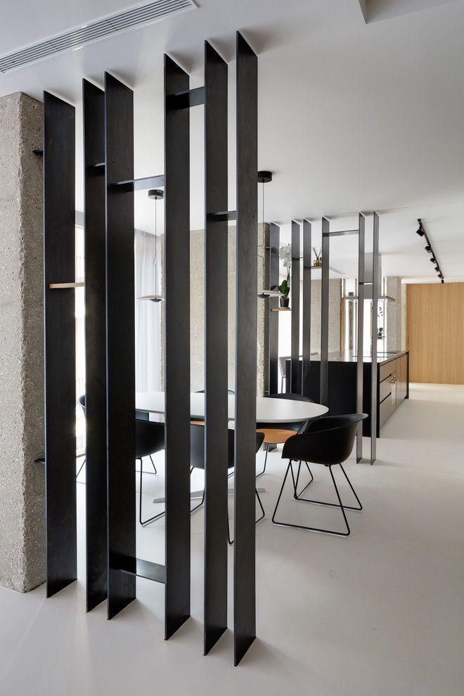 Идея дизайна: коридор в стиле модернизм с белыми стенами, бетонным полом и белым полом