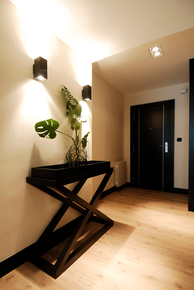 Idées déco pour un petit couloir classique avec un mur beige et un sol en bois brun.