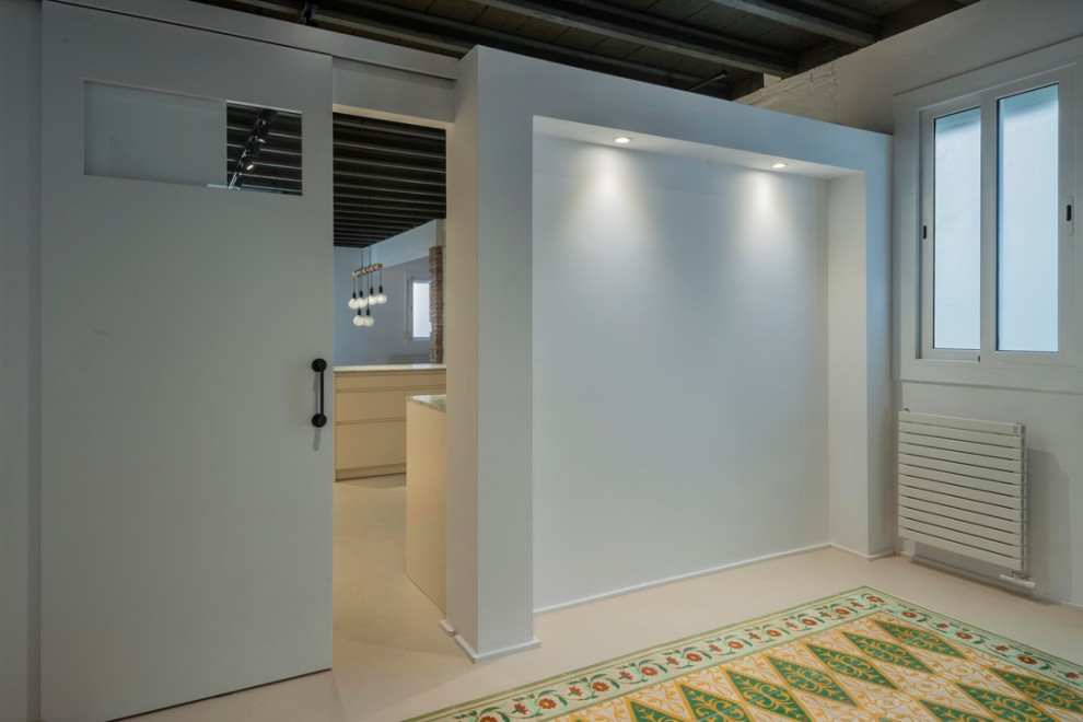 Пример оригинального дизайна: коридор среднего размера в стиле лофт с белыми стенами, бетонным полом и разноцветным полом