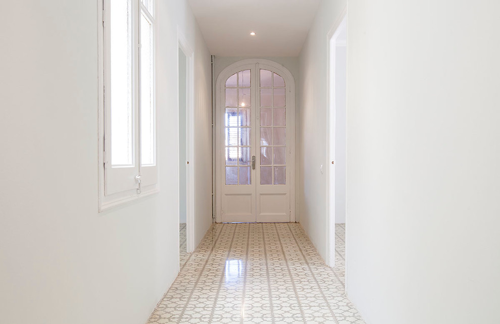 バルセロナにあるお手頃価格の中くらいなシャビーシック調のおしゃれな廊下 (白い壁、セラミックタイルの床) の写真