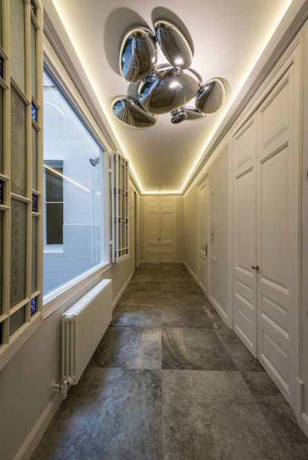 На фото: коридор среднего размера в стиле модернизм с белыми стенами, полом из керамогранита и серым полом
