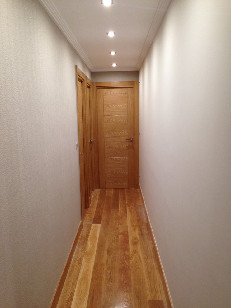 Esempio di un piccolo ingresso o corridoio classico con pareti bianche e pavimento in legno massello medio