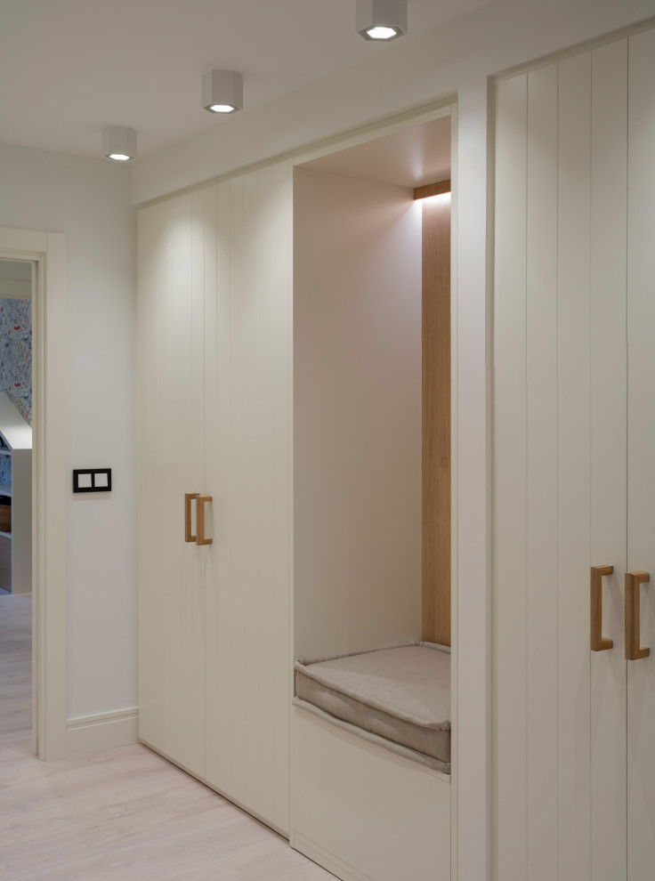 Idéer för stora minimalistiska hallar, med vita väggar, laminatgolv och brunt golv