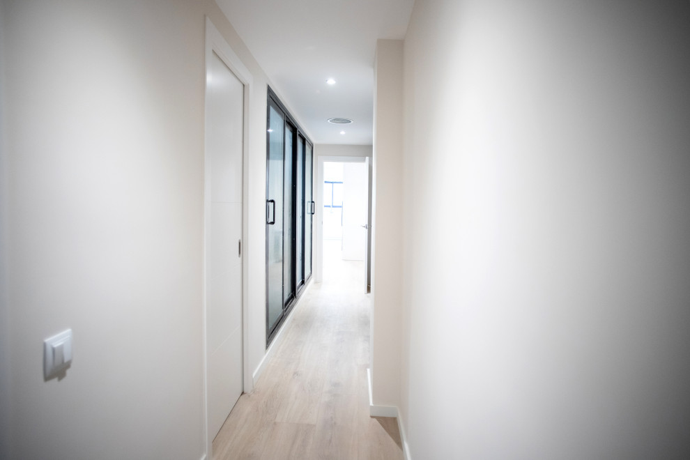 Источник вдохновения для домашнего уюта: коридор среднего размера в современном стиле с бежевыми стенами, полом из керамической плитки и коричневым полом